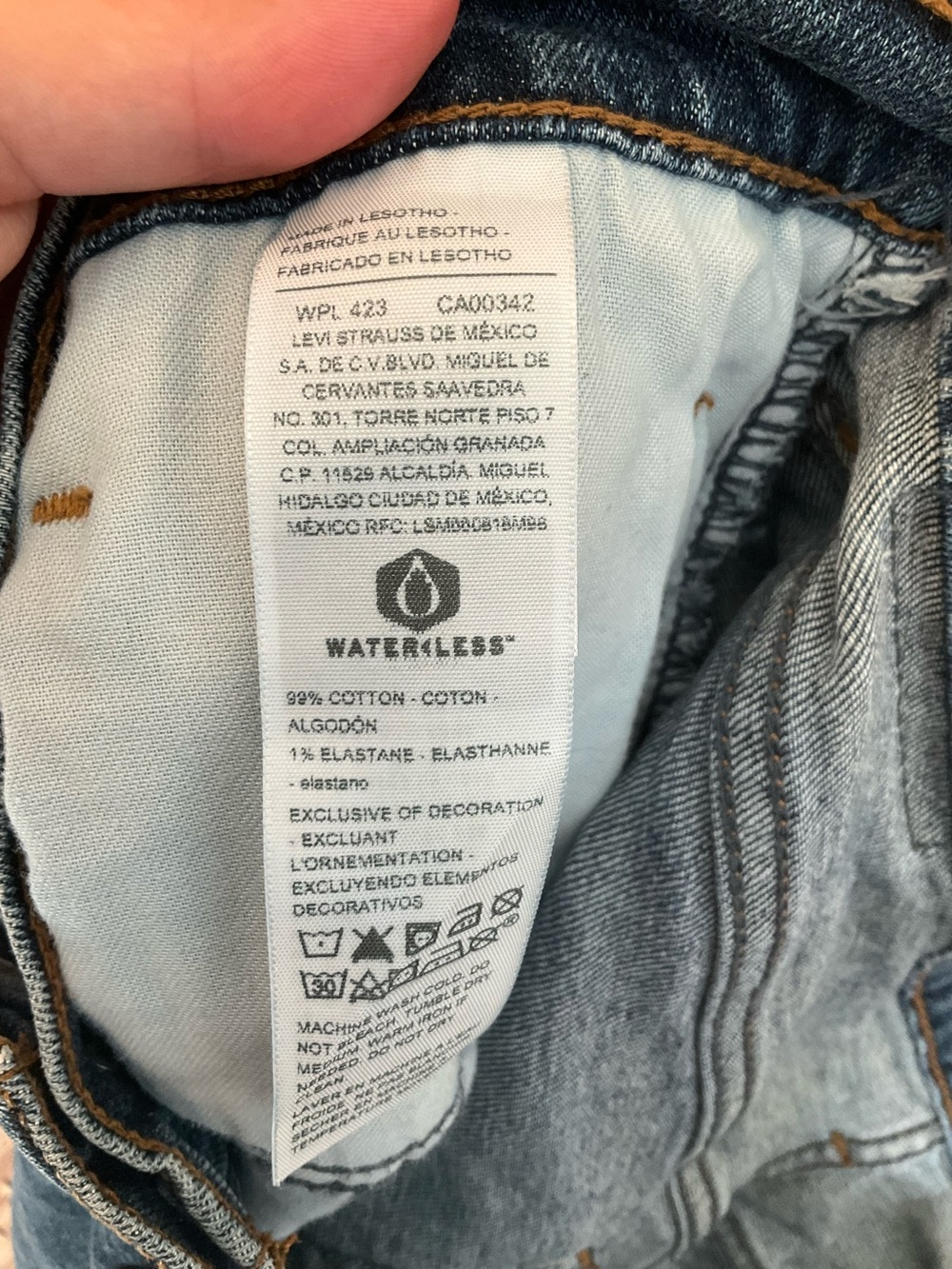 Levi Athletic Cropped Jeans - Picture 5 of 10